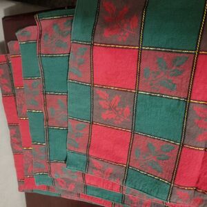 6 Red And Green Windowpane Plaid Christmas Placemats With Mistletoe Pattern